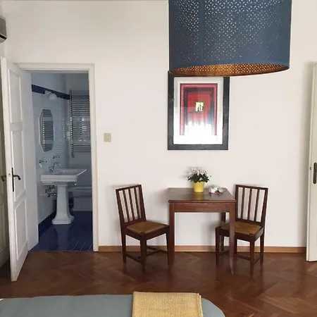 Alojamento de Acomodação e Pequeno-almoço Casa Lunia Mestre